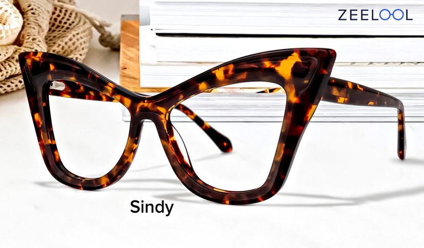 Fashionable Glasses for the Modern Office Lady