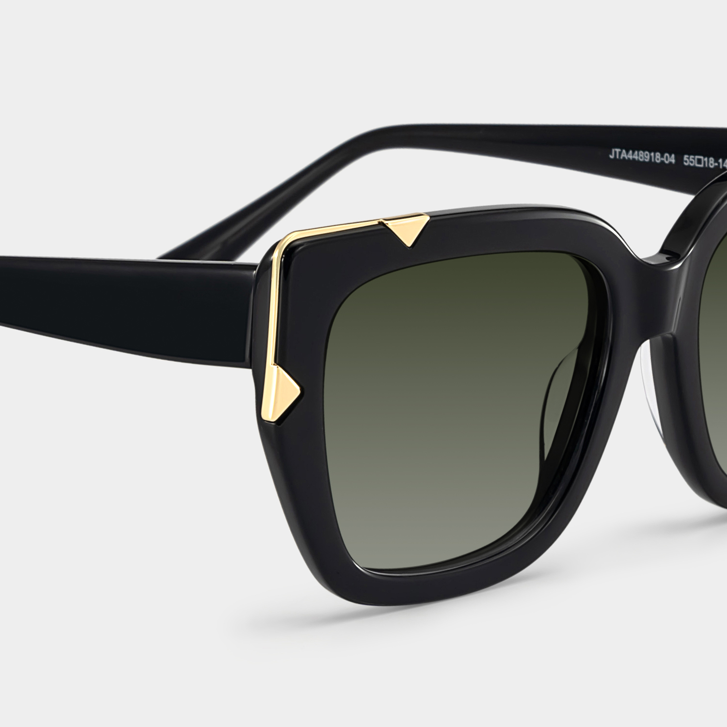 Refined black cat-eyes with a timeless elegance.5