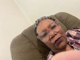 Love these clear frames with a hint of color1