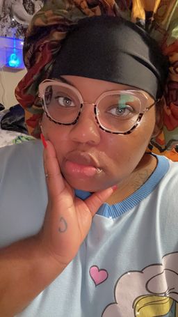 Great frames pair good with an all black outfit1