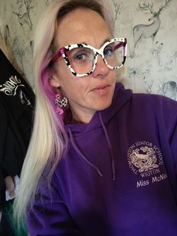 There just the snazziest glasses going!! Real head turner and you know0