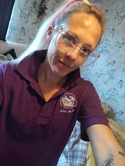 Absolutely lovely clear clean styles glasses. Suits any type of outfit0