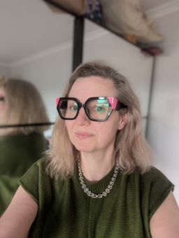 Sturdy glasses that feel substantial when on. Love the shape and colou0