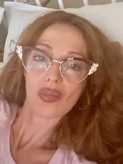 I really like these reading glasses. The frames are chic and modern, w0