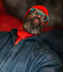 Definitely a creative’s frame: artsy and vibrant!1