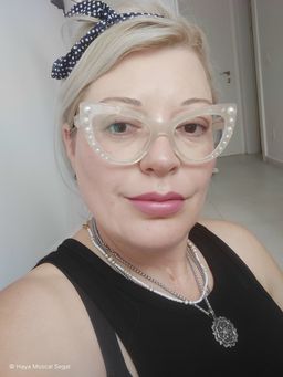amazingly beautifull vintage frame, the details are amazing -the subti0