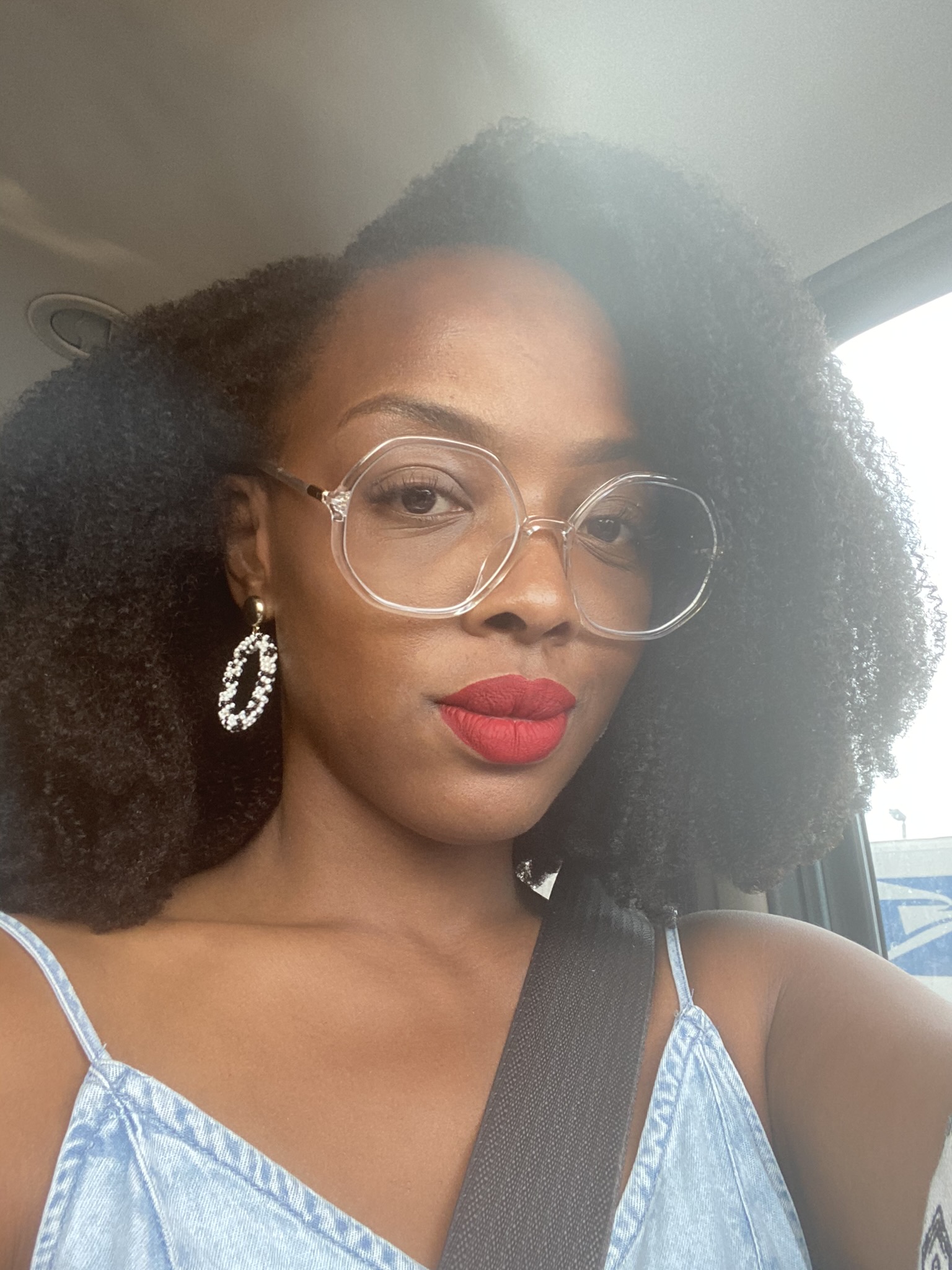 I love this frame! A prefect compliment to my style!1