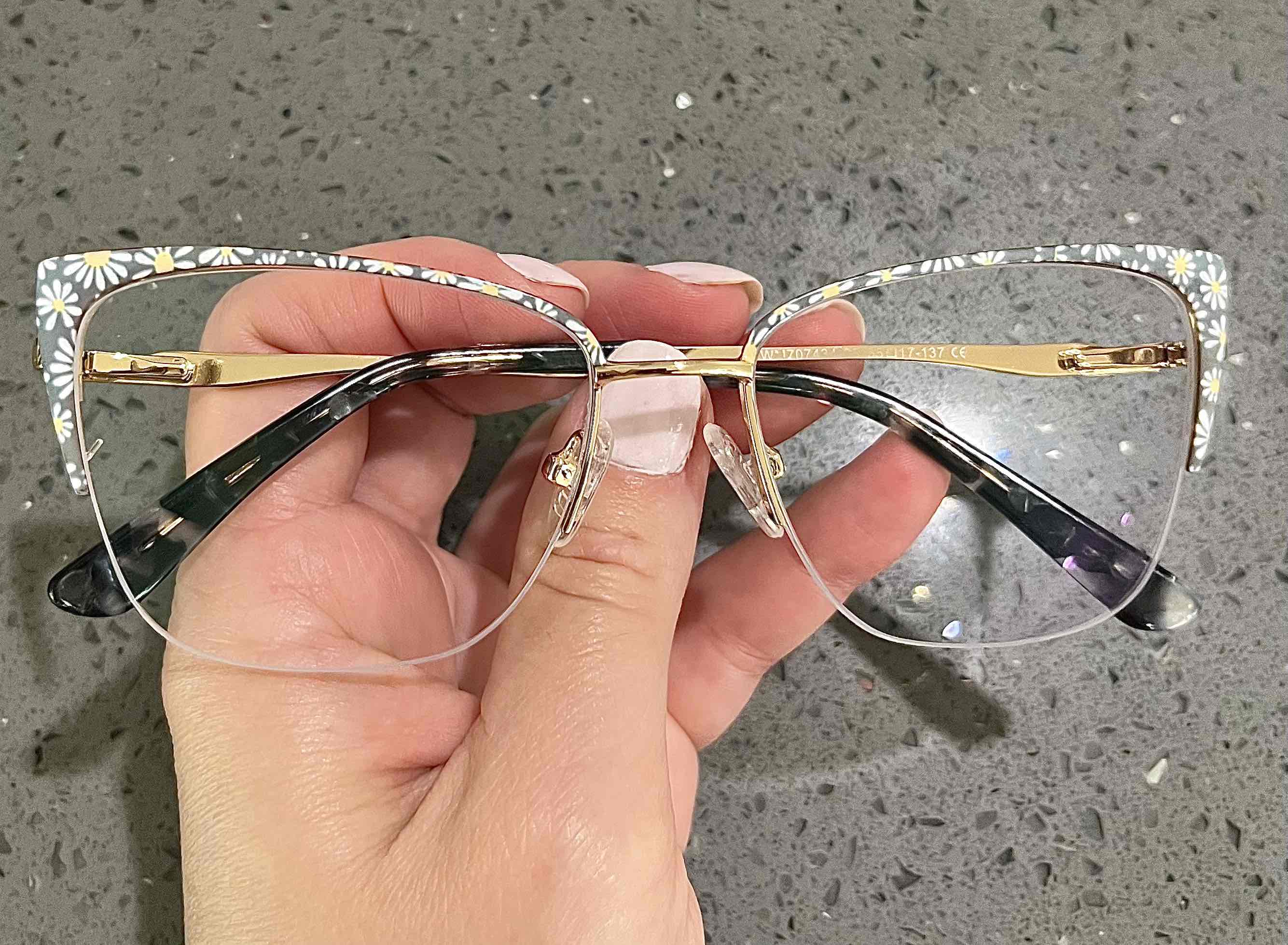 in love with this pair!!! Cute and beautiful details . Not heavy at al1