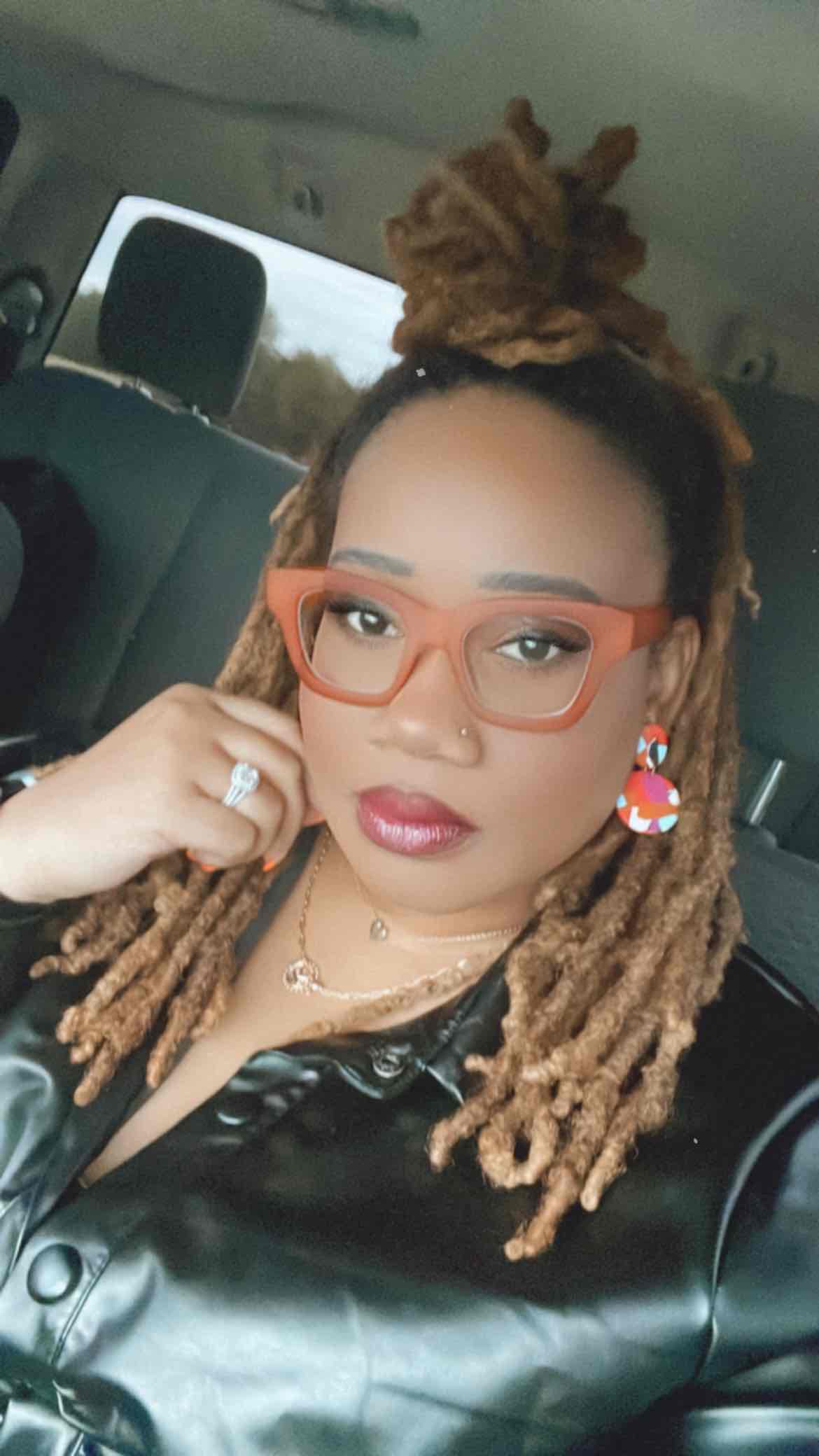 Love these orange frames! 0