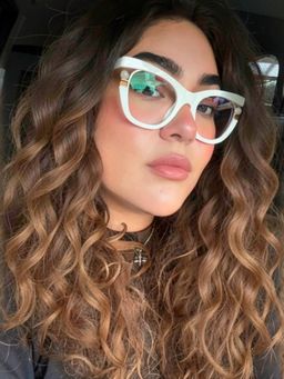 love love these frames!! I also have in black :)
they’re like a piece1