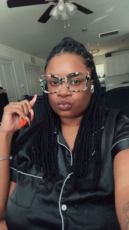 I love these frames definitely need them in another color ❤️🤞🏾0
