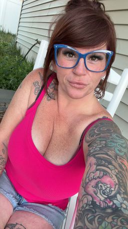 I don’t usually go with frames with bright bold colors, I usually stic0