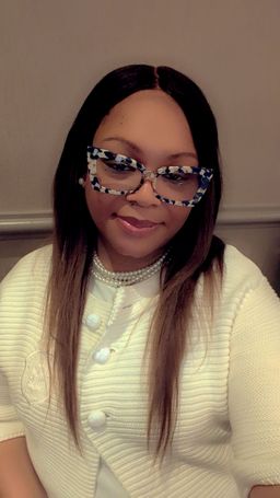 I absolutely love the shape of these glasses and how they flatter my f0