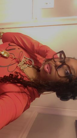 I love these glasses! They fit my face so well and I get so many compl1