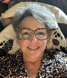 I absolutely love these glasses. They are so chic and are exactly wha0